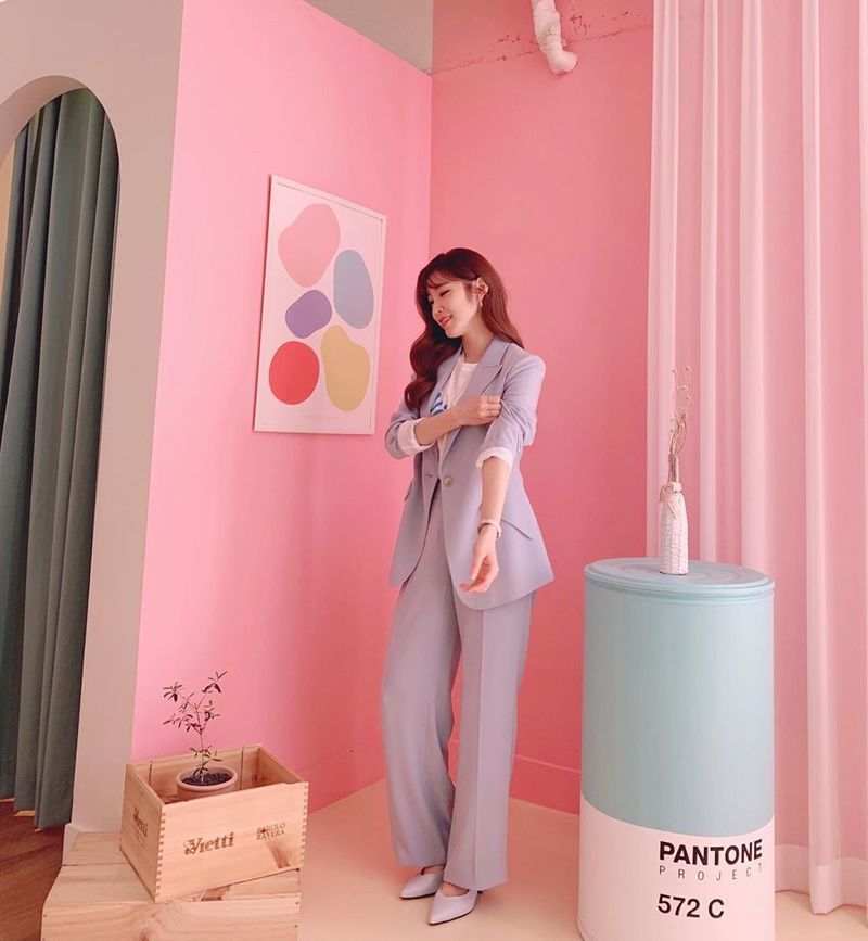 Singer and Actor Jun Hyoseong showed off his simkung suit figureJun Hyoseong posted several photos on April 21 on his personal Instagram without any comment.In the photo, Jun Hyoseong is wearing a bright light blue suit and taking various poses. His eyes are focused on a perfect smile and suit like spring.park jung-min