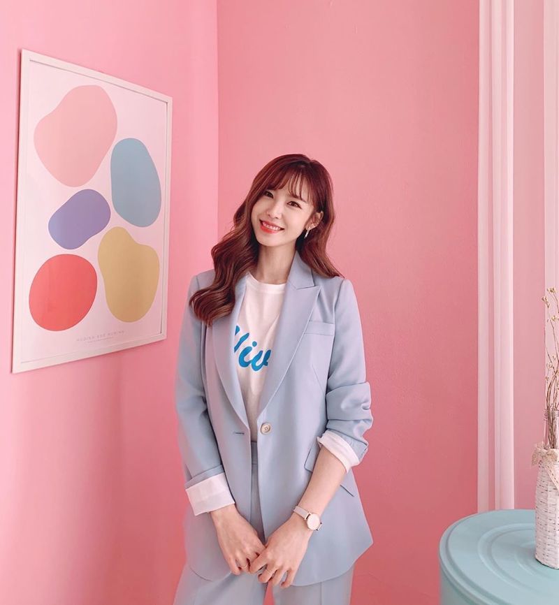 Singer and Actor Jun Hyoseong showed off his simkung suit figureJun Hyoseong posted several photos on April 21 on his personal Instagram without any comment.In the photo, Jun Hyoseong is wearing a bright light blue suit and taking various poses. His eyes are focused on a perfect smile and suit like spring.park jung-min