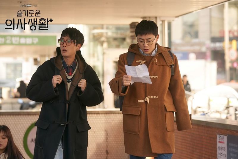 Jung Kyong-ho - Jo Jung-suk behind-the-scenes photos were released in Sweet Doctor Life.On April 21, the official Instagram of the TVN drama posted a photo with an article entitled (Kyung) Changwons Seoul Introduction (Axis) Jun Wan is a facial expression chu! chum!Jo Jung-suk (Lee Ik-jun) and Jung Kyong-ho (Kim Jun-wan) in the photo are filled with rusticness and entered Seoul.The faces of two people who are embarrassed as if they are embarrassed at the first meeting are laughing.park jung-min