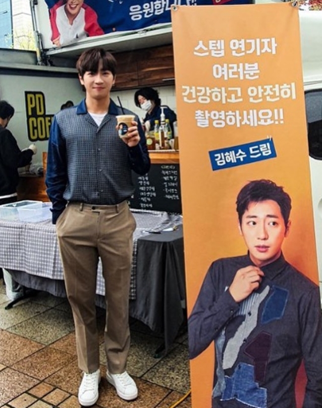 Actor Lee Sang-yeob certified a Coffee or Tea sent by Kim Hye-soo.Lee Sang-yeob wrote on his instagram on April 21, Hye-soo is love # Thank you Fairy # Thank you Sister # I look forward to the day I die.In the photo, Lee Sang-yeob boasts a perfect proportion of tall and small faces, smiling at the camera with a cup of coffee in his hand.The netizens responded, Kim Hye-soo is not a joke and I have a relationship with Lee Sang-yeob.On the other hand, Lee Sang-yeob is appearing on KBS 2TV weekend drama I have been there once.seo ji-hyun