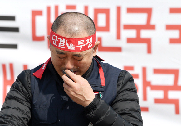 - 25일 청와대 분수대 앞에서 최응식 한국노총 전국외국기관노동조합연맹 전국주한미군한국인노동조합 위원장이 제도개선을 통한 국민 보호 촉구 기자회견 시작에 앞서 삭발을 마친 후 눈물을 닦고 있다. 2020.3.25 오장환 기자 5zzang@seoul.co.kr