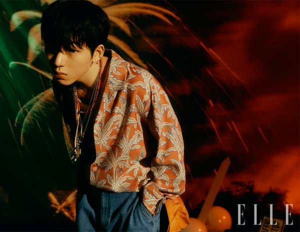 Zico has released a picture with fashion magazine Elle.This picture and video, which was held under the theme Wonder Park, unravelled the world where fantasy of colorful summer day and black and white city coexist with the charm of Zico.In addition, when asked about the trend this season, he suggested that active silhouettes and comfortable look will be popular, and that if you want to give more points, you should add bold colors and graphics items.