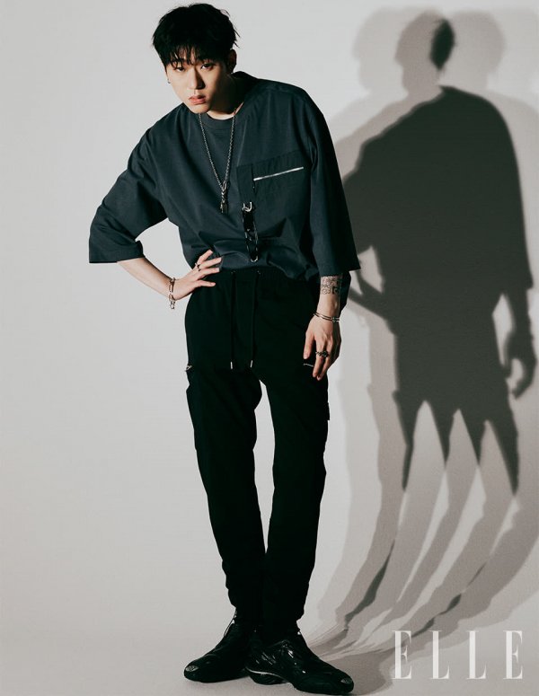 Zico has released a picture with fashion magazine Elle.This picture and video, which was held under the theme Wonder Park, unravelled the world where fantasy of colorful summer day and black and white city coexist with the charm of Zico.In addition, when asked about the trend this season, he suggested that active silhouettes and comfortable look will be popular, and that if you want to give more points, you should add bold colors and graphics items.