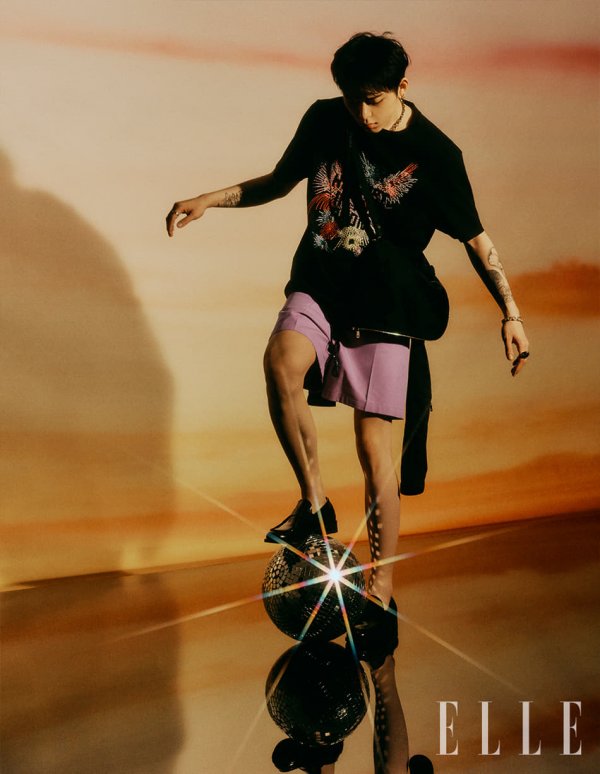 Zico has released a picture with fashion magazine Elle.This picture and video, which was held under the theme Wonder Park, unravelled the world where fantasy of colorful summer day and black and white city coexist with the charm of Zico.In addition, when asked about the trend this season, he suggested that active silhouettes and comfortable look will be popular, and that if you want to give more points, you should add bold colors and graphics items.