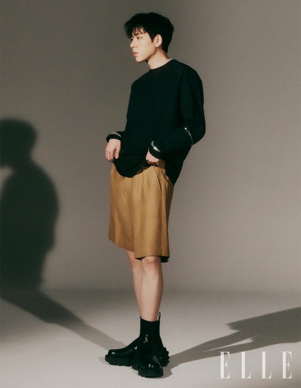 Zico has released a picture with fashion magazine Elle.This picture and video, which was held under the theme Wonder Park, unravelled the world where fantasy of colorful summer day and black and white city coexist with the charm of Zico.In addition, when asked about the trend this season, he suggested that active silhouettes and comfortable look will be popular, and that if you want to give more points, you should add bold colors and graphics items.