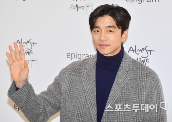 Will actor Gong Yo appear in the Netflix original series The Sea of ​​Silence, which is produced by Jung Woo-sung.On the 21st, an official of the management forest of the agency said, Gong Yoo is under review after receiving a proposal to appear in the Netflix original series Silence Sea.According to the report, Gong Yoo was offered the role of Yoon Jae, a soldier and leader of the team of the Aerospace Administration, in the Silence Sea.He has a leader who leads his team members with excellent work ability and brilliant charisma.The Silence Sea, in which Jung Woo-sung participates as a producer, tells the story of elite members heading to the moon to collect samples of questions in the background of the future earth, which is lacking in water and food due to global desertification.It is a series of short films of the same name directed by Choi Hang-yong, who received attention at the 13th Missen Short Film Festival in 2014, and the story of tension and unpredictable unfolding in the background of the vast universe is an attractive work.The screenplay is directed by Park Eun-kyo of the movie Mother and directed by Choi Hang-yong, who directed the original film.