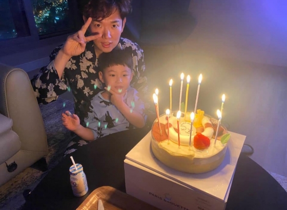 Broadcaster Jang Sung-kyu, from Announcer, celebrated his birthday.Jang Sung-kyu said on his Instagram on the 21st, Seong-gyu is born and this world is brighter.Thank you for being born # Jang Sung-kyu # 0421 # Please congratulate me on the start of the legend. The photo shows Jang Sung-kyu playing V in front of the cake; he had a happy birthday with his son on his lap.The netizens who responded to this responded that Happy Birthday and Shuss is the best.On the other hand, Jang Sung-kyu was in charge of the Mnet entertainment program Road to Kingdom scheduled to air on the 30th.