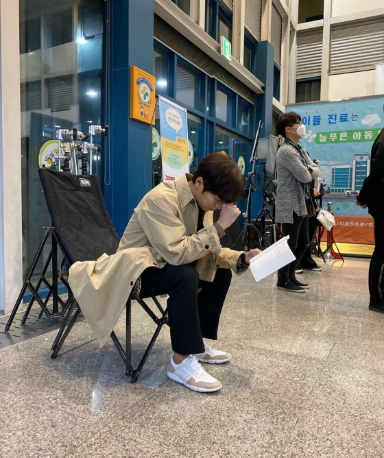 Actor Lee Sang-yeob shares filming scene of Drama Ive been there onceLee Sang-yeob posted a picture on his Instagram on the 20th with an article entitled # I did not sleep # I went once.In the photo, there is a picture of Lee Sang-yeob bowing his head with the script in his hand.The netizens who responded to this responded, What do you do to Song Na-hee? I think I think I think, and I look like a light smile.Meanwhile, Lee Sang-yeob is appearing on KBS 2TV weekend drama Ive been to once which is currently on air.
