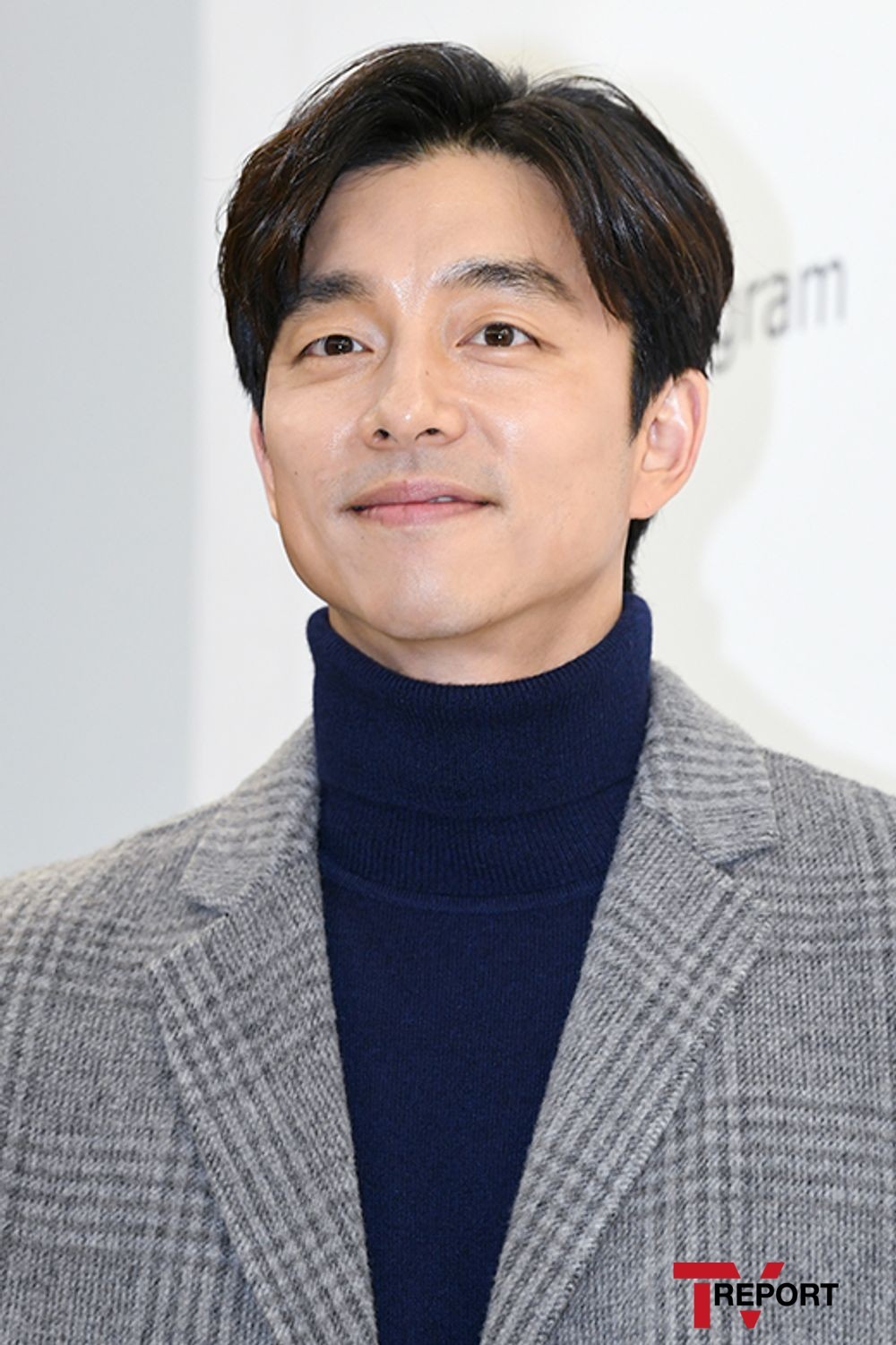 Actor Gong Yoo is reviewing his appearance in the Netflix original series The Sea of ​​Silence produced by Jung Woo-sung.On the 21st, the management forest of the agency said, Gong Yoo is reviewing the appearance of Silence Sea.Silence Sea is a series based on a short film of the same name. It is the story of elite members who go to the research base abandoned on the moon to recover a sample of questions in the background of the future earth where water and food are scarce due to global desertification.Gong Yoo was offered the role of Yoon Jae, a soldier and team leader of the Korea Aerospace Administration, and Bae Doo-na, Lee Jun-hyuk and Kim Sun-young were among the top candidates.The Sea of ​​Silence is written by Park Eun-kyo, who wrote Megaphone and Mother by Choi Hang-yong, who participated as a producer and directed the original work.It will be produced in eight episodes and will be filmed in August.
