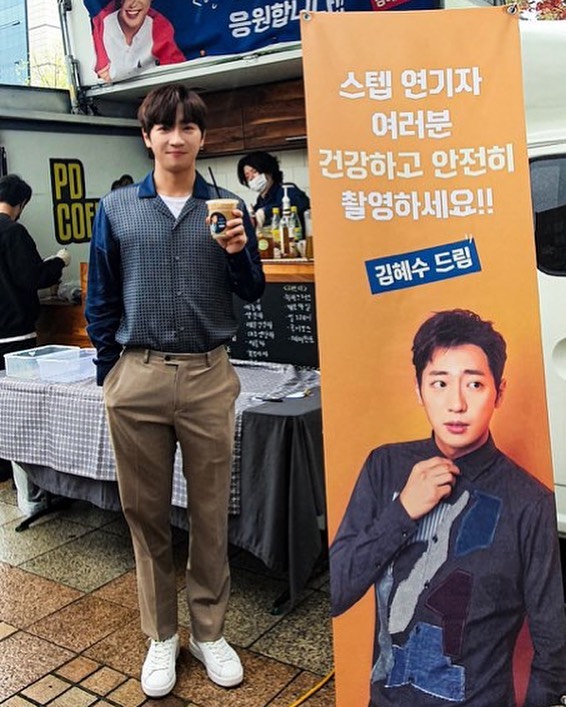 Actor Lee Sang-yeob has certified Coffee or Tea, which Kim Hye-soo has delivered.On Monday, Lee Sang-yeob posted a picture on his Instagram page.Lee Sang-yeob in the photo is building a warm Smile with a blue check shirt and beige pants.Lee Sang-yeob has now confirmed his appearance in the film The Day I Die with Kim Hye-soo.Kim Hye-soo sent a coffee or Tea to Lee Sang-yeobs shooting scene and conveyed his affection.Lee Sang-yeob expressed his gratitude to Kim Hye-soo with the words Hessou is love # Thank you # Thank you # Sister # Thank you.The movie # Expect the day I die, he added.Meanwhile, Lee Sang-yeob is currently appearing on KBS 2TV Ive been to you once and is about to broadcast SBS Good Casting.Photo = Lee Sang-yeob Instagram