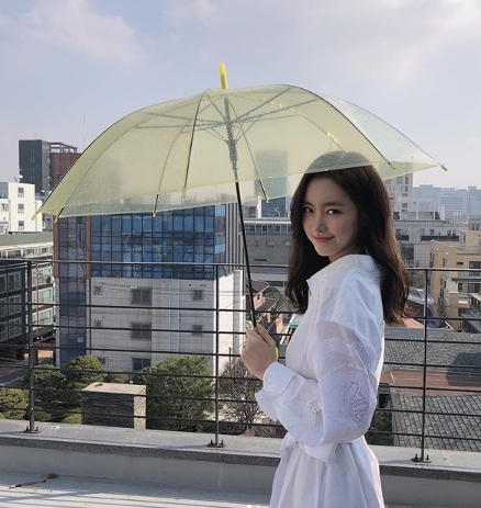 Actor Jin Se-yeon turned into a PR fairyJin Se-yeon posted an article and a photo on his Instagram on the 21st, Tonight at 10 oclock Born Again.In the open photo, Jin Se-yeon is wearing a white dress and emits a pure beauty. Jin Se-yeons beauty, which is getting more beautiful, attracts attention.On the other hand, Jin Se-yeon is appearing on KBS 2TV Wall Street Drama Born Again.Photo = Jin Se-yeon Instagram