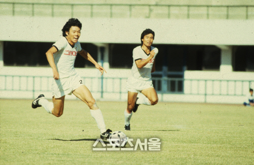 손흥민의 부친인 손웅정씨의 현역 K리거 시절의 모습. 야생마처럼 드리블 돌파를 시도하는 모습이 2010년대부터 한국 축구 아이콘으로 활약중인 아들 손흥민의 플레이와 흡사해 보인다. 스포츠서울DB