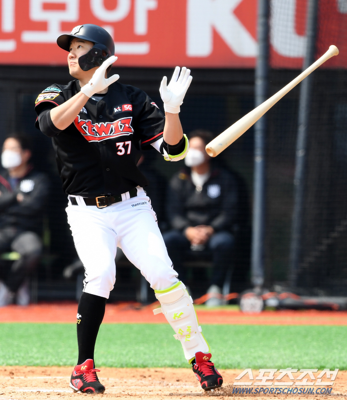 KT Wiz Oh Tae-gon hit a strong three-run homer in the practice against the LG Twins.Oh Tae-gon hit a home run in the Suwon FC Katie Wiz Park on the 22nd, when the team was leading 3-0 in the sixth inning,LG pitcher Lee Min-ho kicked up a 138km slider in the 1B game.Oh Tae-gon, who is competing for first base Weeks ago, succeeded in making a strong impression on KT coach Lee Kang-chul by shooting a home run in the first inning after the Kyonggi mid-season replacement.As of the end of the sixth, KT is ahead of LG 6-0.
