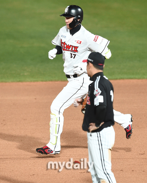 KTs Oh Tae-gon, 29, hit a hot three-run homer.Oh Tae-gon appeared in the second and third bases of the sixth inning at the Suwon FC KT Wiz Park on the 22nd, and hit a three-run homer in the left.Oh Tae-gon drew an arch against LG rookie Lee Min-ho, who hit Lee Min-hos 138km slider and hit a 110m home run.KTs home run to 6-0.