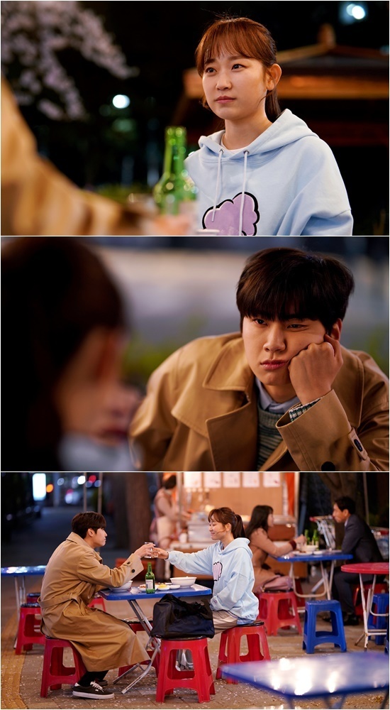 MBC The Mans Memory Kim Seul-gi - Binary reform enjoys a stall date following the hospital date.MBCs tree drama The Memory of the Man (directed by Oh Hyun-jong, Lee Soo-hyun/playplayed by Kim Yoon-joo, Yoon Ji-hyun/produced Green Snake Media) will be highlighted by revealing the appearance of Kim Seul-gi (played by Yeo Ha-kyung) - Binary reform (played by Cho Il-kwon) who is paying attention to the drink alone ahead of the broadcast on April 22.Kim Seul-gi and Binary reform in the drama are making viewers clowns shake with a thumb air that they do not know.The two men are tit-for-tat with the character of the drama and the drama, but the Binary reform is causing the heartbeat by making a small movie theater and being a companion so that Kim Seul-gi is not bored when he is admitted to the hospital.Moreover, in the last broadcast, the two people are sleeping alone in the room without intention, and the expectation that their relationship will progress more rapidly in the future is increased.Among them, Kim Seul-gi and Binary reform are enjoying the stall date in the public steel, capturing the attention.The two sit facing each other in an outdoor stall alone in the early evening when the spring breeze is swaying.In particular, Binary reform is drunk and looks at Kim Seul-gi with his chin on his chin, which raises questions about why.Moreover, his eyes, which are thoughtful, seem to reveal interest in Kim Seul-gi, and interest in future development is heightened whether the pink romance between the two will become more intense.kim myeong-mi