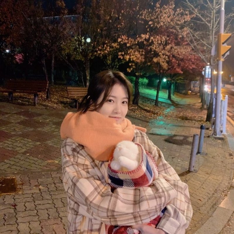 Actor Shin Ye-eun encouraged the come on viewing.Shin Ye-eun wrote in his Instagram account on April 22, Please join me today #10 oclock tree.In the photo posted along with this, Shin Ye-eun is wearing a cute check shirt and holding a cat doll in his arms.Then Shin Ye-euns smile slightly toward the camera makes him forget Spring Colds.The netizens responded, I will use the main room and Is the cat in the product red?surge implementation