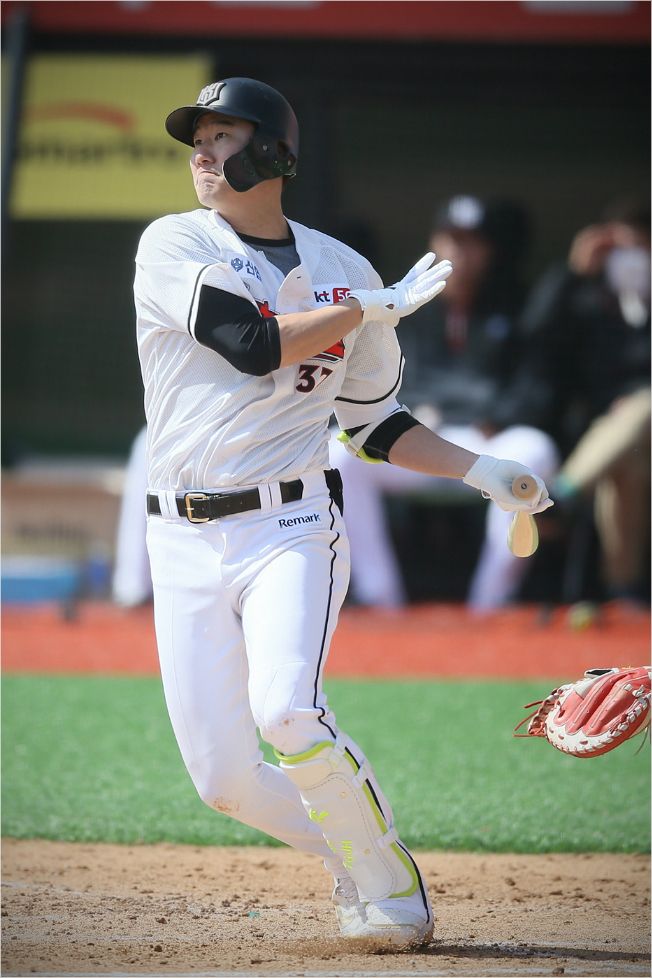 The headstock Foreign other Mel Luis Rojas Jr. for two consecutive days for work and had a fierce positions on competition and state poverty is intense as this Steel Directors eye also received.KT 22 afternoon Suwon KT Wiz Park in the open the LG Twins and the practice of competition in the Luis Rojas 2 of the inning the solo home run and five state rights of the 6 inning 3-point platform such as tie 10 for 3 in the win.Especially the state of your home, then the meaning is large.Right state is the first KT of 1 is the root number of two and competition. Recent 1 root competition of the center of gravity is between the panel and other strong guard passed to her.This Steel Director until last season, corner outfielder was active as a strong feedback signal to the third team compared to hitting productivity is weak at the rate of 1 digit, move the experiment you are doing. Today the state of poverty is reduced in the crisis were laid.Error status is Day 2 Number 2 hits 5 RBI 1 scored only a point as this Steel Directors eye also received.If the mid Luis Rojas of the left wing for the majority as substitute appearances for the state of poverty is 6 times really is the first 1, 2,3 Lu opportunities in Lee Min-hos slider over the left month 3 points and work your way slapped. 7 inning 2 2,3 Lu 2 score timely to burst.Long form is after the interview in 1 Russo, competitive and relevant to their own team rather than a power boost is a priority and revealed.Today the status is I see (River)White Lake outfield than 1 loop to take on a more stable team in the helpfula few days I was in the outfield young players to compete with the team even better. KT strongest team in order to become a backup two should be,he said.This during that team in a lot of opportunities to him. Baseball to me is much yet until I get to the part calledMature answers I came up with.This day, match the code with 19 in the aftermath of the crowd without was held. 5 on the 5th day of the opening of the Pro Baseball regular League history for a while is irrelevant as progress.If the atmosphere and environment is also a lot different. The world, especially our mother so. KBO is between the players in to not recommended to.O state of poverty (good one) I love the dugout came in I YouTube not up yet adaptation is not on,he said.Today the status is today is a home run hit and a foot bumping into a were. The arm bump is rather the body closer up,said laughed. This foot three and my mother improvised came out. Encouragement should also be over to Luis Rojas the first barrage,said smiled.Meanwhile, Roberto Ramos, including some of the main spindle, a hitter, is sidelined for LGs bat was silent.KT mound opponent 10 hits, 5 walks and recorded 3 in scoring stayed. Relatively tight was the match until the middle of the Cup day and there was much.1 car named the rookie with a fastball that boasts reckoned pitcher Lee Min-ho 2 innings 4 hits(1 home run) 1 walks and 4 runs sluggish.Lee Min-ho is a 5 inning pitched through the first inning tripartite normal retirement processing, but 6 times a day are really useful for Levels 1 RBI 2 doubles, the status of poverty in the 3 points and work your way to each accepted and shook. KT O state Yangon, 22, LG and practice in 3-point and work your way include 5 RBI KT, LG in 10 3 victory. . Signage hitter Luis Rojas is two consecutive days, Cannon 1 root competition behind with the right state of poverty River guard is entrusted to a team more conducive to noKT O state Yangon, 22, LG and practice in 3-point and work your way include 5 RBI KT, LG in 10 3 victory. . Signage hitter Luis Rojas is two consecutive days, Cannon 1 root competition behind with the right state of poverty River guard is entrusted to a team more conducive to no