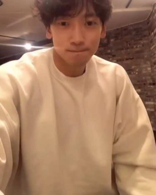 Rain posted a short video on his SNS on the 22nd.The video shows Rain in a comfortable outfit, wearing a hat and dancing, and in the 15-second video, Rain is attracting attention because he shows off his constant dance skills.In particular, he recently revealed that he lost 10kg, boasting of Riz Mimo and is admiring with his perfect dance line.Rain has recently been communicating with fans through SNS.non-sNS