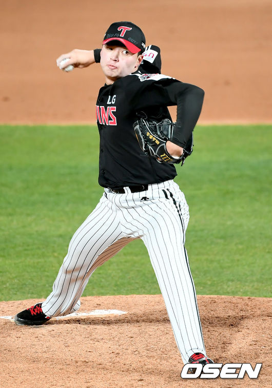 On the afternoon of the 22nd, KT Wiz and LG Twins played at Suwon FCKT Wiz Park.In the fifth inning, LG Lee Min-ho was fighting back