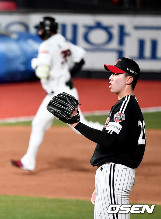 On the afternoon of the 22nd, KT Wiz and LG Twins played at Suwon FCKT Wiz Park.LG Lee Min-ho is sorry after allowing a three-run homer to KT Oh Tae-gon in the sixth inning.