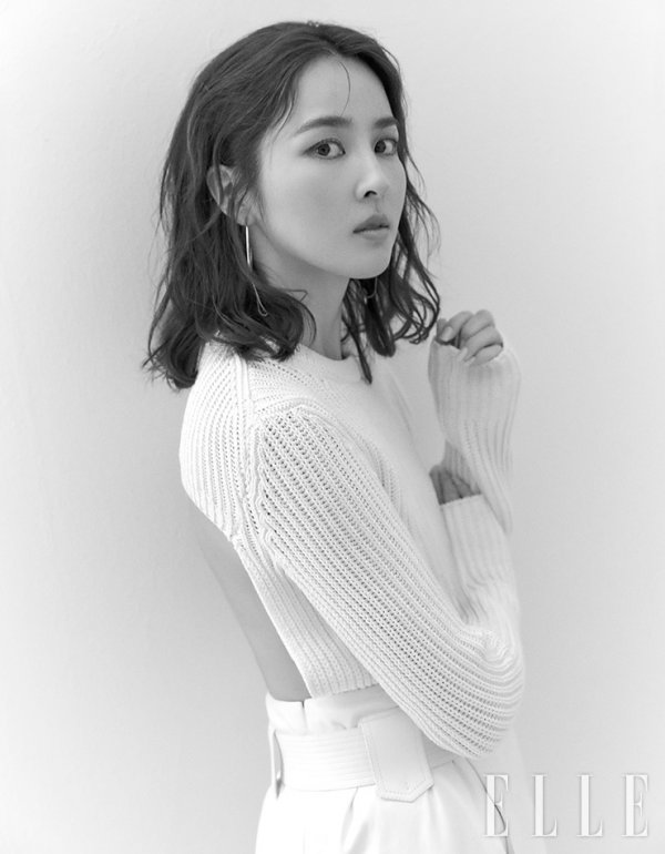 Actor Han Hye-jin, who starred in TVN Drama <Outside> and worked on his work in two years, released a new picture with fashion magazine <Elle>.This pictorial, which was based on the concept of New Modern Woman, contains the colorful charms and deep aura of Actor Han Hye-jin, who has been loved by the public for a long time through leading dramas, movies and entertainment programs.In the picture, Han Hye-jin has elegance and perfected different styles of costumes, including backless knit tops, tuxedo jackets, wide pants, as well as a volume-like silhouette black dress, and led to cheers from field staff.Han Hye-jin will transform into a 14-year-old working mom Han Jung-eun in Drama <Outside> and show a deep acting.In an interview with the photo shoot, Han Hye-jin expressed his special affection, saying, The work is really good. It is a difficult work, so I have been worried for a long time and challenged with courage.The outing is a drama in which the story of mother and daughter is the central axis, and the female narrative is prominent.Han Hye-jin also told a truthful story about the daily life and current situation he spent with his family at United Kingdom.She also expressed her sincere remorse for how to live a balanced life as an actor and mother in Korea and how to live a balanced life in Korea, saying, When I have a job, I concentrate on my work and when I do not have a job, I concentrate on my life as a mother and wife.Actor Han Hye-jins more photos and interviews can be found in the May issue of <Elle> and on the homepage.