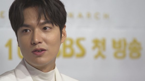 On the 17th, SBSs new Golden Earth Drama The King: The Lord of Eternity was the number one audience rating on all channels, with an amazing audience rating of 11.4% from its first broadcast.Lee Min-ho, who returned to the house theater in about three years, played the role of the Empire Emperor of the Korean Empire.Asked what he had learned for the character, Lee Min-ho replied that he had worked hard on rowing and riding.Lee Min-ho, who has been reborn as a perfect emperor by showing his horse riding skills and directing the adjustment scene thanks to his sincere efforts.But Lee Min-ho added that being an emperor does not actually mean you are ready.Lee Min-ho laughed at the scene with his witty gesture, saying, This is just a recognition for the day, and I am the Empire itself.Lee Min-ho also showed a special affection for his partner, Maxi Iglesias.Lee Min-ho said Maxi Iglesias eats my favorite candy well, and that when the filming is over, I have shared one, one horse, like this.Lee Min-ho said, I thought Kim Go-eun was a very attractive actor, and in fact he was the most interested actor of his peers.Kim Go-eun also said, It was so good, and said that he was the Kimtan line played by Lee Min-ho in Heirs.