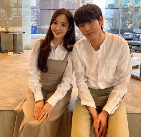 Actor Kim Young-Dae shares Friendly photo with Park Min-youngKim Young-Dae posted a picture on his 21st day with an article entitled # I will go if the weather is good.In the public photos, Park Min-young and Kim Young-dae smile with their heads tilted toward each other.The two formed Chemie with a simillar look.The netizens who responded to this responded such as good-looking and good-looking.On the other hand, Kim Young-dae played the role of Oh Young-woo in JTBC Drama I will go if the weather is good which ended on the 21st.