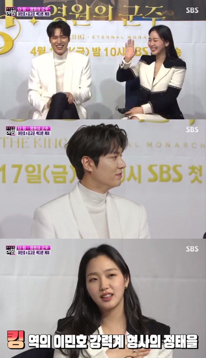 Lee Min-ho Kim Go-eun flaunts ChemieIn the SBS entertainment program The Full Entertainment Midnight (hereinafter referred to as The Night), which aired on Tuesday night, interviews with the shooting scene of Lee Min-ho Kim Go-eun, the main character of SBSs new gilt drama The King: The Eternal Monarch were released.On the day of the show, Lee Min-hos shooting scene, which shares co-work with horse Maximus and candy, and Lee Min-ho Kim Go-euns rehearsal scene, which shows chemistry, were revealed.Lee Min-ho revealed that he mastered rowing and riding for The King; as a result, the emperor could be captured on camera, taking a white horse and gracefully walking through the woods.I think its a really attractive Actor, the Actor who wanted to do the most work of his peers, Lee Min-ho said of his opponent Kim Go-eun.Kim Go-eun said, I said that it was Kimtan Line the first day I met. Lee Min-hos previous work, Heirs, laughed.