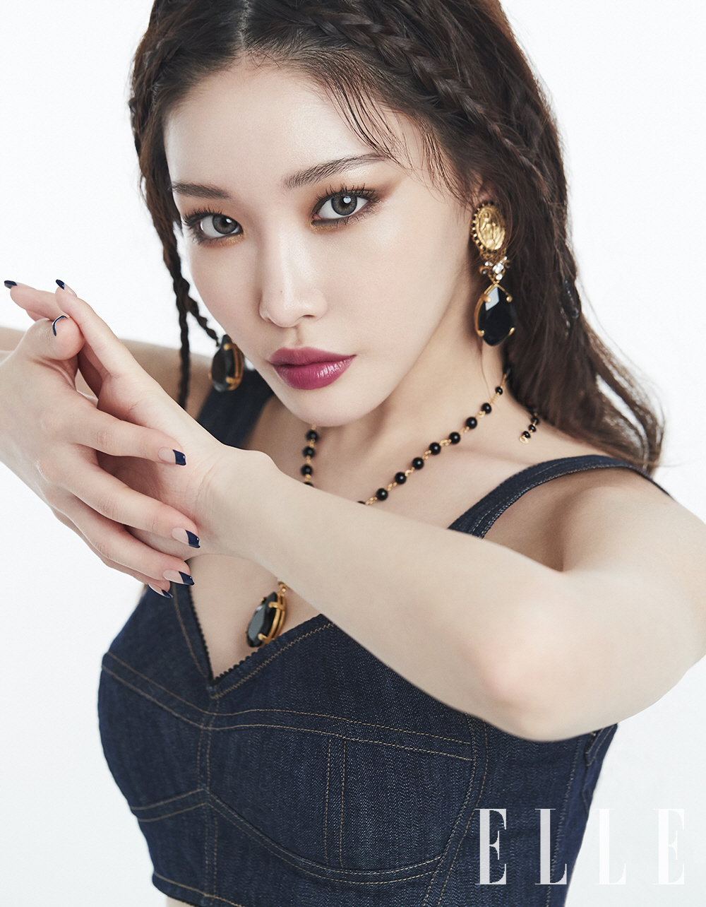 Fashion magazine <Elle> released pictures and videos of Dolce & Gabbana Beauty with singer Chungha.This work, which was commemorated by Chungha as a muse of Dolce & Gabbana Beauty Korea, maximized the charm of Queen Hungha through five unique makeups.In the pictures and videos, Chungha showed a variety of look, including a bright blooming look that resembles spring flowers, a wild charm safari chic look, a free and unique royal bohemian look, a fascinating glam look, and a refreshing and pure fresh and glossy look.In an interview after filming, Chungha said, I received a lot of toxic awards when I wore the brand costume, so I am more pleased to be a muse of Dolce & Gabbana Beauty.and expressed his expectation.The beauty picture with the new charm of NEW DG Queen Chungha can be found in the May issue of <Elle>, and the video can be found in <Elle> Instagram.