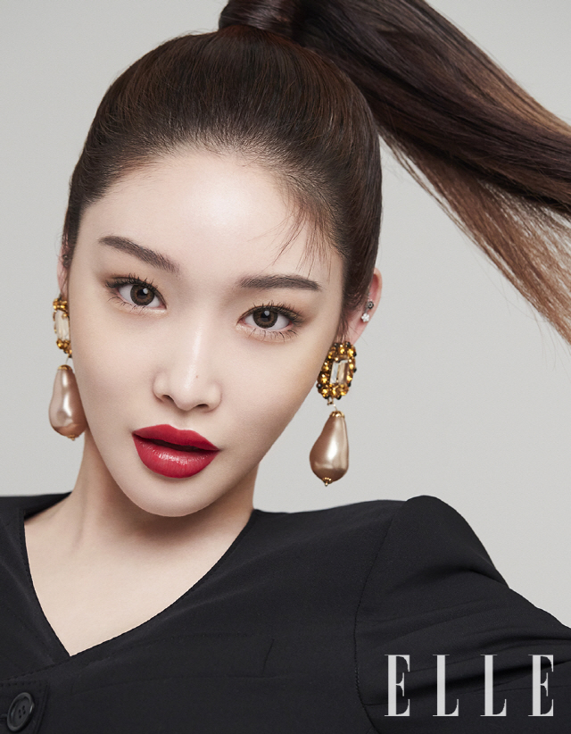 Fashion magazine <Elle> released pictures and videos of Dolce & Gabbana Beauty with singer Chungha.This work, which was commemorated by Chungha as a muse of Dolce & Gabbana Beauty Korea, maximized the charm of Queen Hungha through five unique makeups.In the pictures and videos, Chungha showed a variety of look, including a bright blooming look that resembles spring flowers, a wild charm safari chic look, a free and unique royal bohemian look, a fascinating glam look, and a refreshing and pure fresh and glossy look.In an interview after filming, Chungha said, I received a lot of toxic awards when I wore the brand costume, so I am more pleased to be a muse of Dolce & Gabbana Beauty.and expressed his expectation.The beauty picture with the new charm of NEW DG Queen Chungha can be found in the May issue of <Elle>, and the video can be found in <Elle> Instagram.