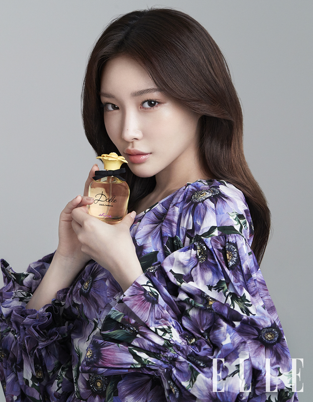 Fashion magazine <Elle> released pictures and videos of Dolce & Gabbana Beauty with singer Chungha.This work, which was commemorated by Chungha as a muse of Dolce & Gabbana Beauty Korea, maximized the charm of Queen Hungha through five unique makeups.In the pictures and videos, Chungha showed a variety of look, including a bright blooming look that resembles spring flowers, a wild charm safari chic look, a free and unique royal bohemian look, a fascinating glam look, and a refreshing and pure fresh and glossy look.In an interview after filming, Chungha said, I received a lot of toxic awards when I wore the brand costume, so I am more pleased to be a muse of Dolce & Gabbana Beauty.and expressed his expectation.The beauty picture with the new charm of NEW DG Queen Chungha can be found in the May issue of <Elle>, and the video can be found in <Elle> Instagram.