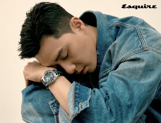 A pictorial by Actor Park Seo-joon has been released.JTBC Drama One Clath returned to Actor Park Seo-joon in the Park Sairo, and covered the cover of the May issue of the magazine Esquire.