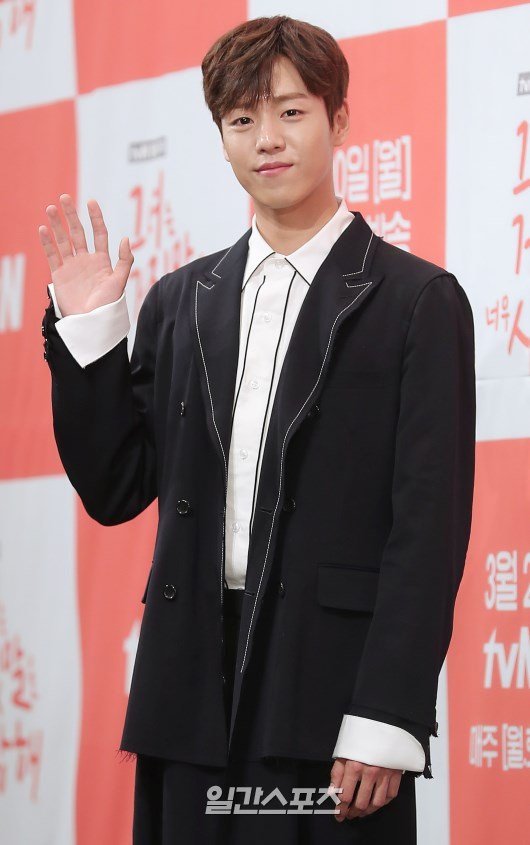 Lee Hyun-woo confirmed starring in Lee Byung-huns Dream...Park Seo-joon X IU and co-work Actor Lee Hyun-woo stars in Lee Byung-huns new film DreamLee Hyun-woo is preparing to film a dream appearance recently, according to a film industry official on the 23rd.Dream is a special (?) that caught the first ball in his life with Hongdae (Park Seo-joon), a footballer who is in the biggest crisis of his career.) A delightful Drama of a national team players Homeless World Cup challenge; it is well-known for his long-time work prepared by Lee Byung-hun.Holding the hands of 10 million director Lee Byung-hun, he hopes Lee Hyun-woo will show some new looks.It is expected to show a humorous comedy performance that met the directors unique taste.Actor Park Seo-joon and IU have confirmed their appearances earlier, and Lee Hyun-woo has been joined by the Chungmuro youth stars.Lee Hyun-woo was discharged from the military service last October.Lee Hyun-woos charming charm and masculinity have been added to the further dignified figure, attracting more attention to future activities.After his discharge, he devoted himself to filming the movie Hero (directed by Yoon Je-gyun), and he will continue to perform his role in the film, confirming his appearance as Dream.