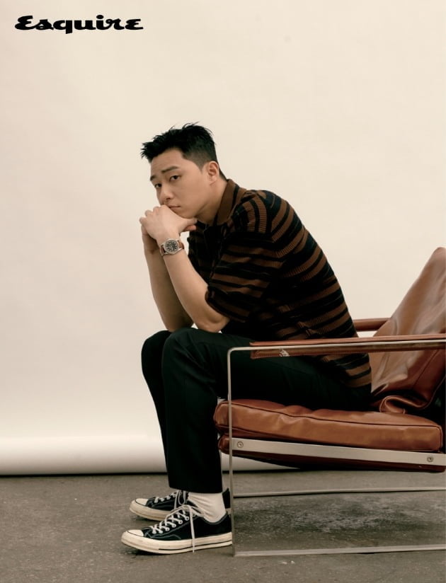 A new pictorial from Actor Park Seo-joon has been unveiled.Actor Park Seo-joon, who has recently become an explosive hit with the role of Park Sae-roi of JTBC drama Itaewon Klath, has released a picture with the male magazine Esquire Korea.Park Seo-joon explained in an interview with Esquire Korea that Itaewon Klath is the turning point in his short acting life.Park Seo-joon said in an interview with the media, I wanted to make a difference in terms of genre.It is a work containing various genre elements, but I thought that the growth of Park Sae-roi was the most important, he said. I came to think about how the words that Park Sae-roi spit out would affect society.Park Seo-joon said, I am not interested in social issues, but I am new. I have been thinking about social issues while taking this work.Ive grown up too, he said.In addition, Park Seo-joon added that Itaewon Klath is like a return point rather than a turning point, adding, It was an opportunity to look back on the long acting life.Park Seo-joon and Mont Blanc together can be found in the May issue of Esquire and the Esquire Korea website.Park Seo-joon photo release Itaewon Class acting life return point