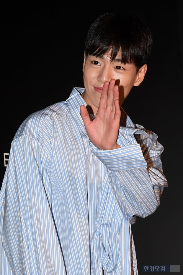 Lee Hyun-woo joins Dream and co-works with Park Seo-joon, IUOn the 23rd, Awesome Eanti said, Lee Hyun-woo has confirmed the movie Dream.Dream is a new work by Lee Byung-hun, who made movies such as extreme job and twenty.It is a delightful drama depicting the challenge of the Homeless World Cup with a soccer player in the biggest crisis of his career and special players who have caught the ball for the first time in his life.Park Seo-joon was confirmed early in the role of the main character Hongdae, and IU was selected as the main character.Lee Hyun-woo, who was discharged from military service last October, decided to appear in the movie Hero and Dream.Lee Hyun-woo, Lee Byung-hun director, co-works with Park Seo-joon, IU