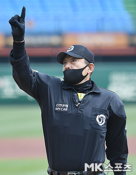 On the 23rd, Festival Hanwha Life Eagles Park held a practice game between 2020 professional baseball KIA Tigers and Hanwha Eagles.Lee Min-ho is preparing to play with Mask and gloves on.