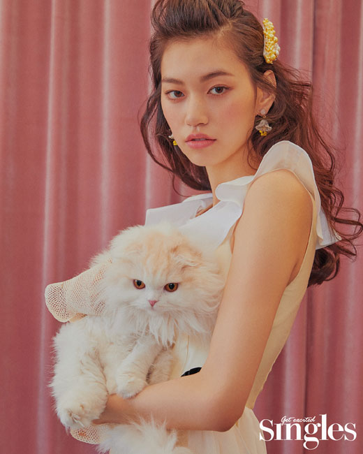 Kim Do-yeon, a member of the girl group Weki Meki, boasted an elegant charm.On the 23rd, Fashion Magazine Singles released Kim Do-yeons picture, which was selected as the heroine Han Sun-young of the web drama Man-Teared Men and Women and was in full swing.In this picture, Kim Do-yeon completed a chic and lovely picture with a wonderful proposal and attractive visual that completely digests any look.In the following interview, Kim Do-yeon gave a impression that he was cast in his second work after the cable channel OCN drama short.He said Kim Do-yeon said, In my first work, the first act I encountered was very difficult and burdensome.I did not have enough to enjoy it, and I felt sorry for it because it seemed to be expressed in Acting.  Now I am more relaxed than then and I am having fun with the idea of ​​challenging Acting. Kim Do-yeon is cast as a heroine. Man-to-man is a work based on Navers popular webtoon of the same name. It is a romantic drama that takes place when Chun Nam-wook, the main character of Seon-wook and Nam-wook,Kim Do-yeon received the script for the first time and said, The Character, Han Seon-nyeo, hates sizzling and is a chic friend; hates prejudice and is a dignified and logical friend everywhere.I felt like I was well suited to the Character.I thought that I could play an active role because it is a role that suits my age, the contents are fun, and the school I wanted.Nowadays, I am worried about how to make a three-dimensional liveliness for a woman. Kim Do-yeon, who said he likes actor Lim Soo-jung, said that he is honest, affectionate, and sympathetic about the keywords that represent himself.Kim Do-yeon said, I hope that after 10 years, I will not change my appearance of loving me just like now.I want to not forget me as I am, honest, affectionate and sympathetic to the story of others. On the other hand, Kim Do-yeons pictorials and interviews can be found in the May issue of Singles and on a pleasant mobile.
