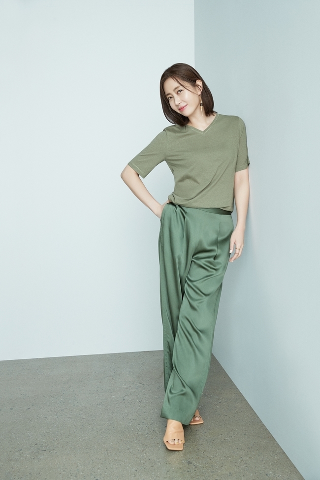 Song Yoon-a revealed the force, a painting artist of the unidentified battle.A new clothing pictorial for France brand Georges Rech, which is active as an actor Song Yoon-ah as a model, was unveiled on April 23.Song Yoon-a has been working as a muse of the brand for six years until 2020 after first establishing a relationship with Georges Lesh in 2014.Song Yoon-as luxurious and elegant image is the back door that created synergy with practical and simple design costumes and created the effect of brand image increase.Song Yoon-a has completely digested various concept costumes with various poses, facial expressions and neat styling in this photo.Song Yoon-a has completed the professional picture by leading the atmosphere of the filming scene with his unique bright and sweet personality and many years of Model experience.bak-beauty