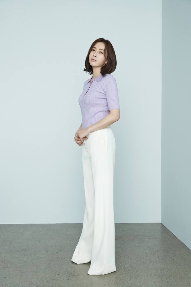 Song Yoon-a revealed the force, a painting artist of the unidentified battle.A new clothing pictorial for France brand Georges Rech, which is active as an actor Song Yoon-ah as a model, was unveiled on April 23.Song Yoon-a has been working as a muse of the brand for six years until 2020 after first establishing a relationship with Georges Lesh in 2014.Song Yoon-as luxurious and elegant image is the back door that created synergy with practical and simple design costumes and created the effect of brand image increase.Song Yoon-a has completely digested various concept costumes with various poses, facial expressions and neat styling in this photo.Song Yoon-a has completed the professional picture by leading the atmosphere of the filming scene with his unique bright and sweet personality and many years of Model experience.bak-beauty