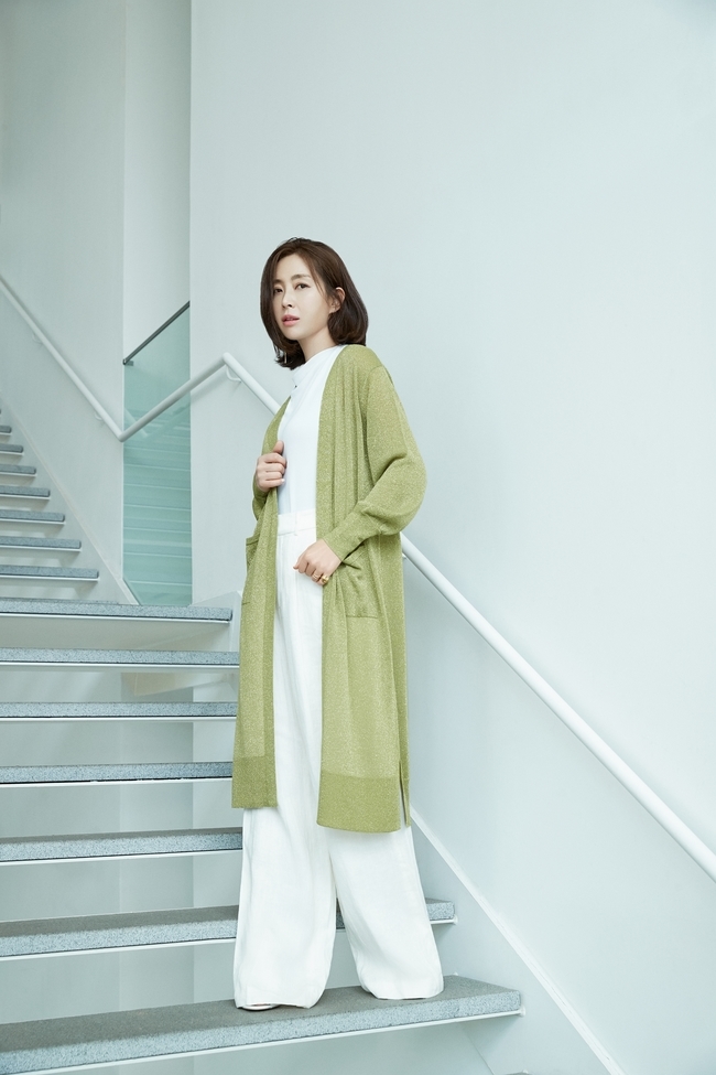 Song Yoon-a revealed the force, a painting artist of the unidentified battle.A new clothing pictorial for France brand Georges Rech, which is active as an actor Song Yoon-ah as a model, was unveiled on April 23.Song Yoon-a has been working as a muse of the brand for six years until 2020 after first establishing a relationship with Georges Lesh in 2014.Song Yoon-as luxurious and elegant image is the back door that created synergy with practical and simple design costumes and created the effect of brand image increase.Song Yoon-a has completely digested various concept costumes with various poses, facial expressions and neat styling in this photo.Song Yoon-a has completed the professional picture by leading the atmosphere of the filming scene with his unique bright and sweet personality and many years of Model experience.bak-beauty