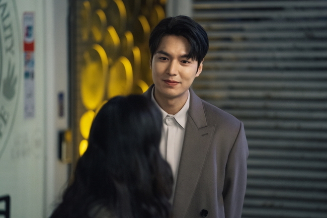 The King Lee Min-ho, Kim Go-eun had a gruelling Chisomac meetingSBSs Golden Earth Drama The King - The Lord of Eternity (played by Kim Eun-sook/directed by Baek Sang-hoon, and Jeong Ji-hyun/produced by Hwa-An-Dam Pictures) was the fate of Kim Go-eun, who had been searching for 25 years by Korean Empire Empire Emperor Lee Gon, who crossed parallel World, in South Korea. A scene unfolded.As the tit-for-tat of the unbelievable jung-tae continues to say the words of Igon and Igon, who claim to be from parallel World, I will welcome you to my Empress. Lee Gons Simkung Proposal ending led to a storm in the house theater.In this regard, Lee Min-ho and Kim Go-eun were caught in the scene of meeting the Chicken house of the old salvage, which goes between the truth and the smile.In the drama, Lee and Jung Tae have only two people meeting in South Korea Chicken house.Jung Tae-eul shows off his brilliant manufacturing skills like Unofficial Wheat 1st Class and creates an atmosphere of stunning fullness with a cool one-shot without clogging.On the other hand, Igon is surprised by the unstoppable hot manufacturing technology of Jeong Tae-eul, and his eyes are shining with interest and he gives a clear smile.There is a growing interest in what will happen in the meeting between Emperor Igon and criminal Jung Tae, who are reluctant to drink without any hints, and what the results of the two peoples solos will be.Lee Min-ho and Kim Go-euns meeting of the old-fashioned bee chisamack was filmed in Songpa-gu, Seoul last December.Lee Min-ho, who is known to be drinking well, and Kim Go-eun, who had already performed a skillful somak manufacturing in the movie Angry Lawyer, have been raising the atmosphere of the scene by sharing various conversations before shooting.The two of them went on shooting in a fantastic performance that skinned and popped out.Especially, watching Kim Go-eun, who is immersed in a somewhat serious expression in the wheat manufacturing scene, the realistic scene in the cheerful atmosphere was completed as the laughter burst out due to Lee Min-ho, who laughed in reality.Park Su-in