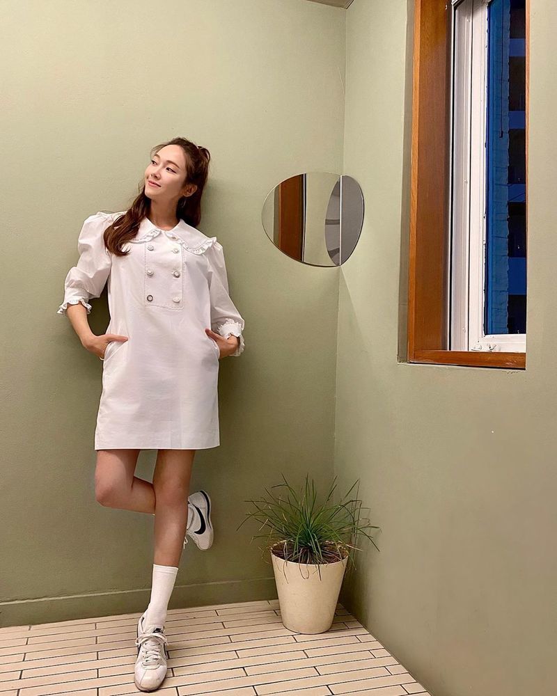 Jessica shared her current status.Jessica posted a picture on April 23 on her personal Instagram with an article entitled Happy Earthday.Jessica in the picture is smiling cutely in a lovely one piece, with a fashion sense that matches neat sneakers in a white one piece.park jung-min