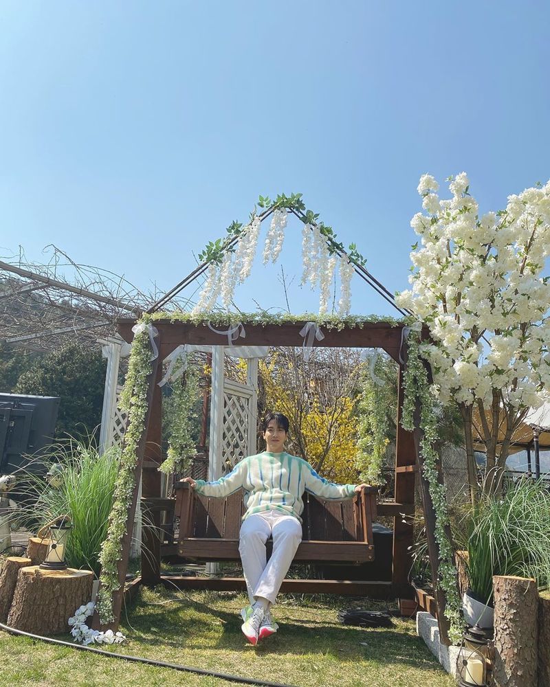 Singer Jung Yong-hwa has reported on the latest.Jung Yong-hwa posted a picture on April 23 on his personal Instagram with an article entitled Mr. Trotshin Meet Day.Jung Yong-hwa in the photo is sitting on a wooden swing and building a subtle Smile.The cloudless blue sky and the flowers surrounding Jung Yong-hwa are added to remind me of a picture.park jung-min