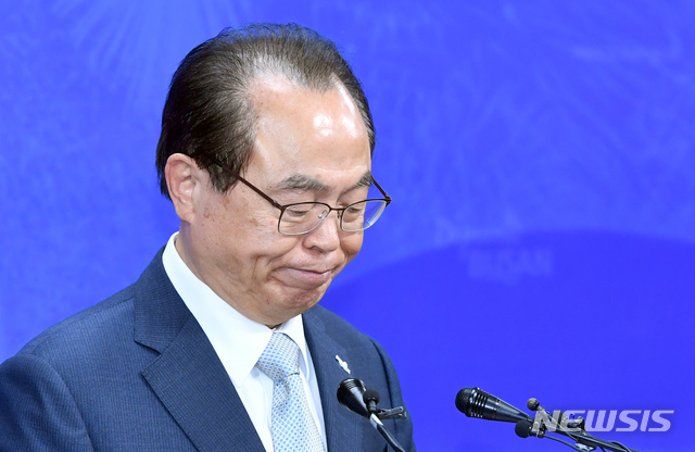 [부산=뉴시스] 하경민 기자 = 오거돈 부산시장이 23일 오전 부산 연제구 부산시청 9층 기자회견장에서 사퇴 기자회견을 하고 있다. 2020.04.23.  yulnetphoto@newsis.com