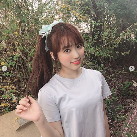 Nako Yabuki of group IZ*ONE has been telling recent news for a long time.Nako Yabuki posted a picture of himself on the IZ*ONE official SNS on the afternoon of the 23rd with an article entitled Its been a long time.In the public photos, Nako Yabuki is making a cute look with a ribbon headdress in the background of a tree. Smile of Nako Yabuki catches the eye.Yabuki Nakos charming beautiful look still shines - the cute charm of Nako Yabuki stands out.IZ*ONE, which belongs to Nako Yabuki, has recently appeared in Star Road, which was released through V Live.