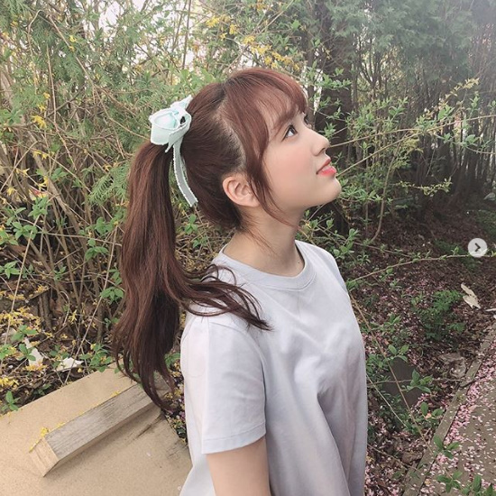 Nako Yabuki of group IZ*ONE has been telling recent news for a long time.Nako Yabuki posted a picture of himself on the IZ*ONE official SNS on the afternoon of the 23rd with an article entitled Its been a long time.In the public photos, Nako Yabuki is making a cute look with a ribbon headdress in the background of a tree. Smile of Nako Yabuki catches the eye.Yabuki Nakos charming beautiful look still shines - the cute charm of Nako Yabuki stands out.IZ*ONE, which belongs to Nako Yabuki, has recently appeared in Star Road, which was released through V Live.