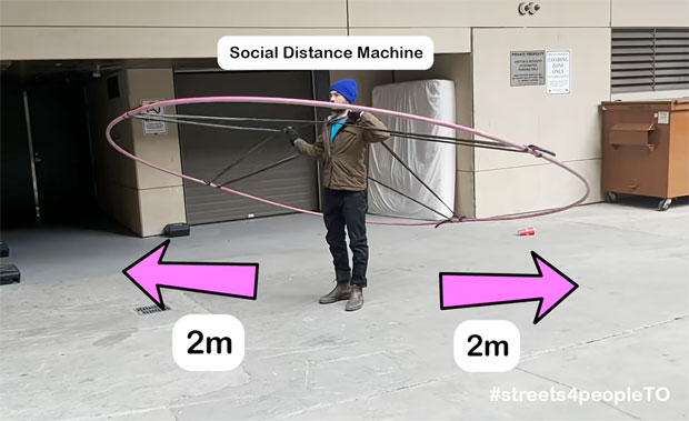캐나다 토론토에서 도시지리학자이자 예술가로 활동중인 다니엘 로츠테인이 직접 만든 ‘사회적 거리두기 장치’를 들쳐메고 거리로 나섰다.출처=다니엘 로츠테인