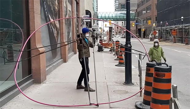 캐나다의 한 예술가가 2m 사회적 거리 유지가 얼마나 어려운지 실험으로 증명했다./출처=다니엘 로츠테인