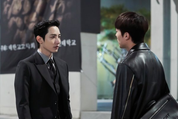 The new fate of Jang Ki-yong, Jin Se-yeon, and Lee Soo-hyuk in Born Again begins.In the KBS 2TV monthly drama Born Again, which captivated viewers with an exciting development that connects past and present life, it predicted the full-scale reincarnation story of Jang Ki-yong, Jin Se-yeon and Lee Soo-hyuk.In the previous broadcast, the mismatched relationship between Gong Yo (Jang Ki-yong), Jung Ha-eun (Jin Se-yeon), and Lee Soo-hyuk made viewers feel heartbroken.Jeong Ha-eun and Cha Hyung-bin, who tried to build a couples kite over the difficulty of heart disease, as well as Gong Yoo, who found a reason to live thanks to her, eventually doubled their sadness and regret.Therefore, the attention is focused on the reincarnation of the three people who have ended with evil.Three men and women who lived in the 1980s were reborn as elite medical student Chun Jong-beom (Jang Ki-yong), bone autopsy specialist Jung Sa-bin (Jin Se-yeon), and prosecutor Kim Soo-hyuk (Lee Soo-hyuk), which is raising expectations for what narrative they will build in the future.In the public photos, the three men and women who encountered in the present life are attracted to the eye, erasing all the traces of the past.In particular, Cha Hyung Bin died in the hands of Gong Yoo, and Gong Yoo pointed himself at the gun of Cha Hyung Bin, and the two men who were destroyed by a woman made a mystery about how they were reincarnated after 30 years and were confronted again.So far, the three have no idea what happened to them more than 30 years ago.Viewers are paying attention to the relationship that the three people will build up in their present life, adding to various speculations.As such, Born Again is a combination of suspense and melodies, and it is announcing the birth of a drama that is hard to take a moment off.In addition to the fun to watch, the excitement of predicting the story adds to the excitement and makes you wait for the next episode.On the other hand, KBS 2TV Wall Street drama Born Again, a reincarnation mystery depicting the fate and resurrection of three men and women who are intertwined with two lives, is broadcast every Monday and Tuesday at 10 pm.Photo Offering: UFO Productions, Monster Union