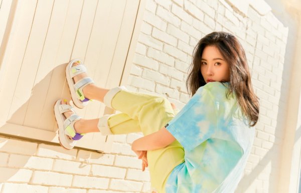 A sports brand pictorial with Singer Sunmi has been unveiled.Sunmi in the picture showed a variety of stylings that can be worn comfortably and lightly by matching bright color tees that remind Summer with short shorts, white jogger pants, and neon color denim with sandals.Especially Sunmis soft but charismatic mood, perfecting various styles and completing sensual campaign visuals.Summer campaign contents with Sunmi can be found on the Puma blog.